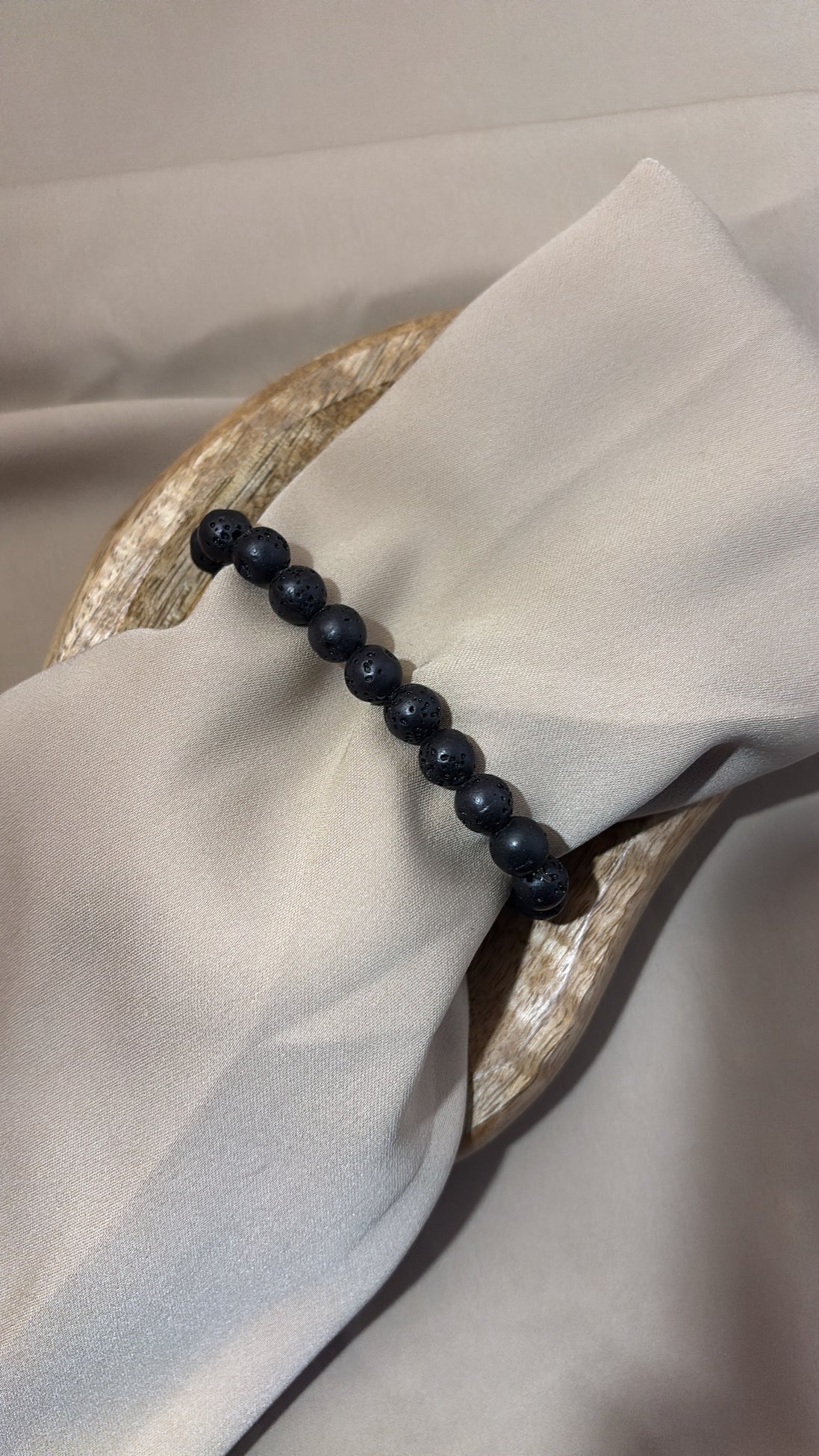 BRACCIALE ELASTICO NERO IN PIETRE VULCANICHE