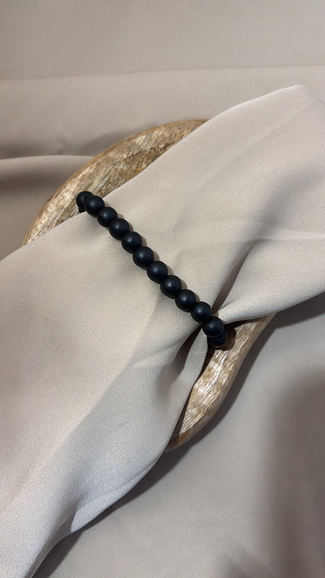 BRACCIALE ELASTICO NERO CON PERLINE IN RESINA