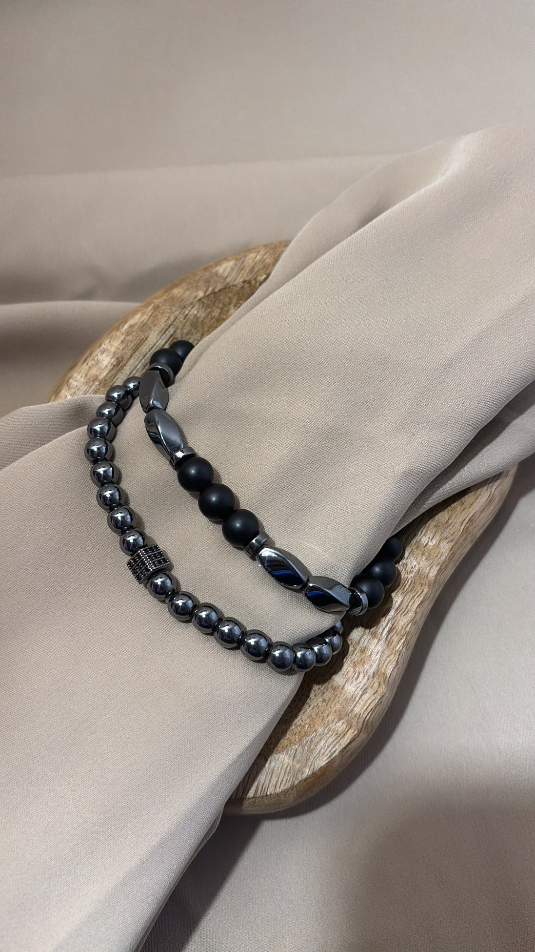 BRACCIALI ELASTICI GRIGI & NERI CON PERLINE IN RESINA